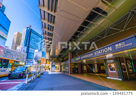 東京城市景觀，包括新橋站（銀座口）、百合海鷗線新橋站、新橋站1號樓、汐留天際線。 139481775