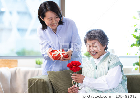 母親節：老年女性會收到康乃馨和禮物。 139482082