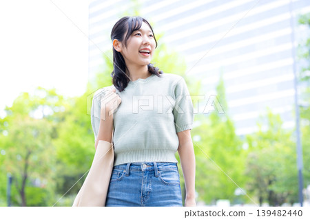 一位大學生在城市中行走的肖像 一位大學生在城市中行走的肖像 139482440