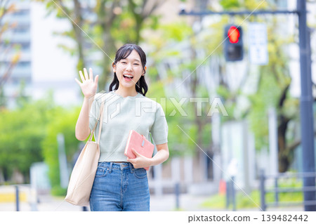 一位大學生在城市中行走的肖像 一位大學生在城市中行走的肖像 139482442