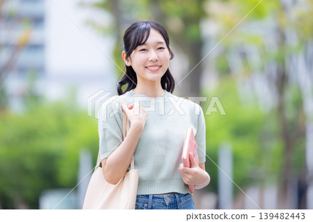一位大學生在城市中行走的肖像 一位大學生在城市中行走的肖像 139482443