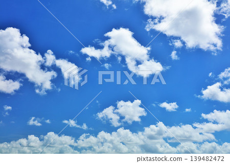 夏天藍天和雲彩 夏天藍天和雲彩 139482472
