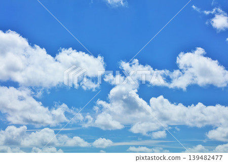 夏天藍天和雲彩 夏天藍天和雲彩 139482477