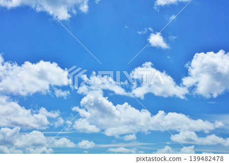 夏天藍天和雲彩 夏天藍天和雲彩 139482478