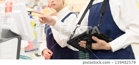 店內有兩名員工 139482579
