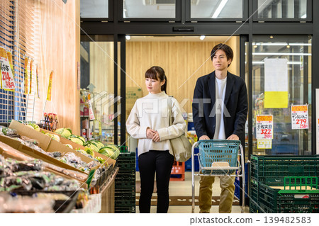 年輕男女在超市購物 139482583