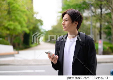 有智能手機的一個年輕人 139482818