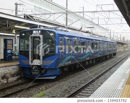 信濃鐵道SR1系列S102列車組(攝於上田站) 信濃鐵道SR1系列S102列車組(攝於上田站) 139483782