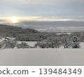 冬日日出，映照著白雪皚皚的景色。 139484349