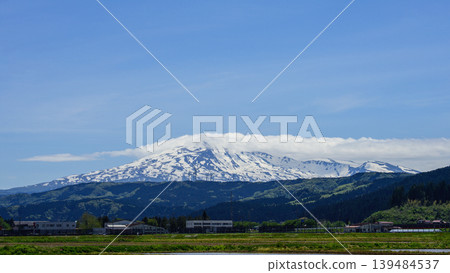 鳥海山,仍白雪皚皚,雲霧繚繞,秋田縣 鳥海山,仍白雪皚皚,雲霧繚繞,秋田縣 139484537