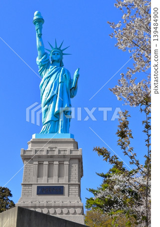 The Statue of Liberty surrounded by cherry blossoms in full bloom | Spring scenery at Icho Park, Oirase Town, Aomori Prefecture 139484900
