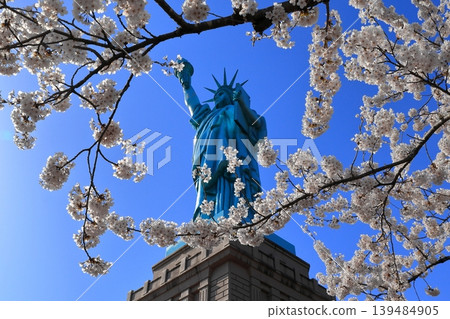 The Statue of Liberty surrounded by cherry blossoms in full bloom | Spring scenery at Icho Park, Oirase Town, Aomori Prefecture The Statue of Liberty surrounded by cherry blossoms in full bloom | Spring scenery at Icho Park, Oirase Town, Aomori Prefecture 139484905