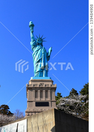 The Statue of Liberty surrounded by cherry blossoms in full bloom | Spring scenery at Icho Park, Oirase Town, Aomori Prefecture 139484908