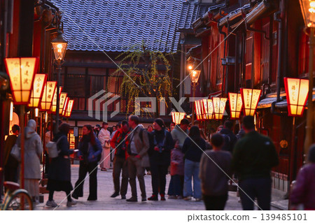 Evening scenery of Higashi Chaya district illuminated by paper lanterns Evening scenery of Higashi Chaya district illuminated by paper lanterns 139485101