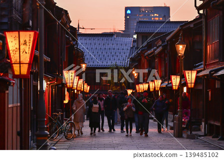 傍晚時分，東茶屋地區被紙燈籠照亮的景色 139485102
