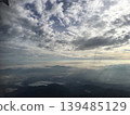從飛機內部看到的山脈和雲層：雲景 139485129