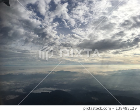 從飛機內部看到的山脈和雲層:雲景 從飛機內部看到的山脈和雲層:雲景 139485129