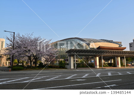 Kanazawa Station with blue sky and cherry blossoms in full bloom Kanazawa Station with blue sky and cherry blossoms in full bloom 139485144