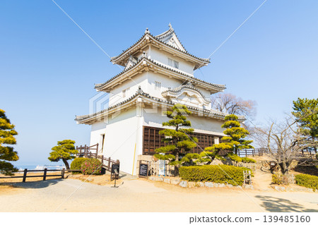冬日里的丸龜城,位於香川縣丸龜市,是日本百大城堡之一。 冬日里的丸龜城,位於香川縣丸龜市,是日本百大城堡之一。 139485160