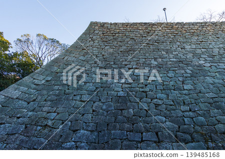 Marugame Castle, one of Japan's Top 100 Castles, in winter in Marugame City, Kagawa Prefecture: High stone walls (fan-shaped slope) Marugame Castle, one of Japan's Top 100 Castles, in winter in Marugame City, Kagawa Prefecture: High stone walls (fan-shaped slope) 139485168