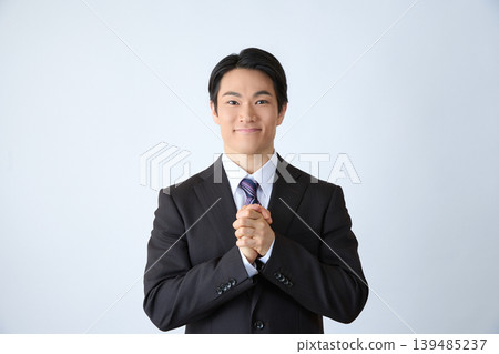 一位微笑的商人雙手合十 139485237