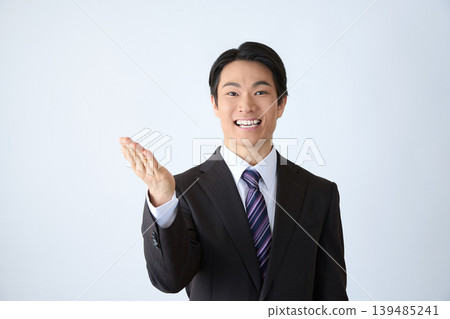一位商人伸出手來解釋。 一位商人伸出手來解釋。 139485241