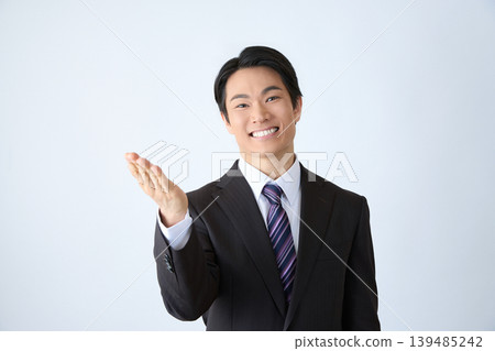 微笑引導的西裝男 微笑引導的西裝男 139485242
