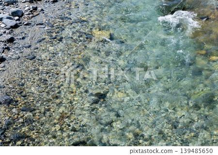 長野縣白馬村,一條水質清澈見底的山澗溪流 長野縣白馬村,一條水質清澈見底的山澗溪流 139485650