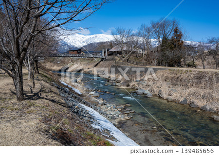 長野縣白馬村,一條水質清澈見底的山澗溪流 長野縣白馬村,一條水質清澈見底的山澗溪流 139485656