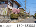 春天，櫻花盛開，寧靜的住宅區；藍天白雲，丘陵起伏，展現出一幅日式街景。 139485688