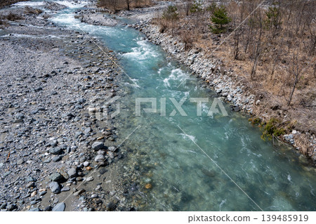 長野縣白馬村,一條水質清澈見底的山澗溪流 長野縣白馬村,一條水質清澈見底的山澗溪流 139485919