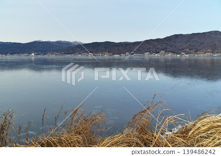諏訪湖已經結冰了。 諏訪湖已經結冰了。 139486242