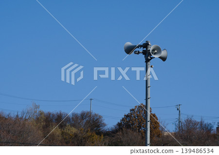 晴朗的天空和防災廣播喇叭 晴朗的天空和防災廣播喇叭 139486534
