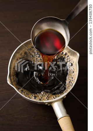 用湯匙舀麵條湯。 用湯匙舀麵條湯。 139486780