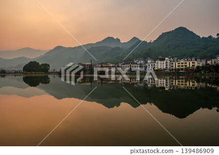 越南:日出倒映在沙巴湖上 越南:日出倒映在沙巴湖上 139486909