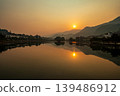 越南沙巴湖上倒映著日出的景色 139486912