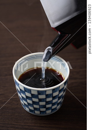 Pour the buckwheat soup into the soba cup. Pour the buckwheat soup into the soba cup. 139486923