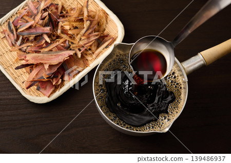 Scoop the soba dipping sauce with a ladle. Scoop the soba dipping sauce with a ladle. 139486937