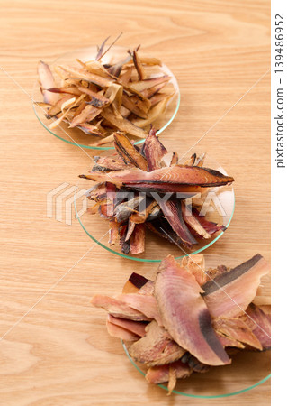 蕎麥麵沾醬的配料:三種厚切鰹魚片(左:鯖魚片,中:鰹魚片,右:鰹魚片) 蕎麥麵沾醬的配料:三種厚切鰹魚片(左:鯖魚片,中:鰹魚片,右:鰹魚片) 139486952