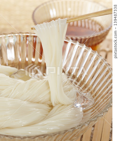 A classic Japanese summer noodle dish: cold somen noodles 139487338