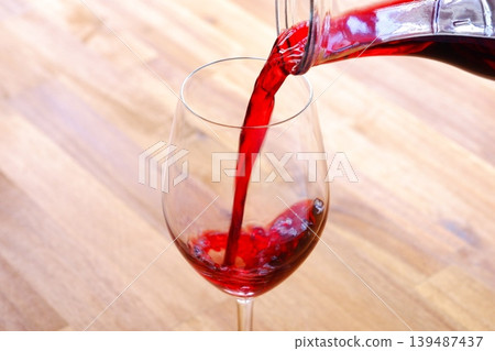 將紅酒倒入酒杯中 139487437