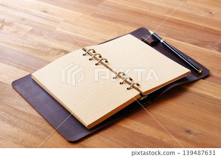 Image of a ring-type system organizer open while doing desk work 139487631