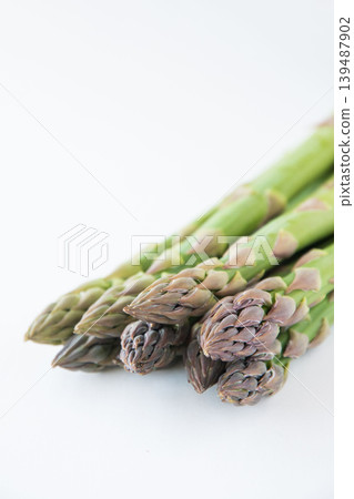 Fresh asparagus 139487902