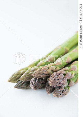 Fresh asparagus 139487903