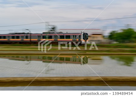 清晨的鄉村景色和火車的倒影。 清晨的鄉村景色和火車的倒影。 139489454