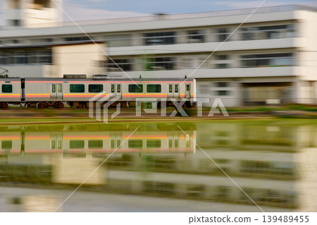 晨曦照耀下的鄉村景色,映照著當地火車的倒影。 晨曦照耀下的鄉村景色,映照著當地火車的倒影。 139489455