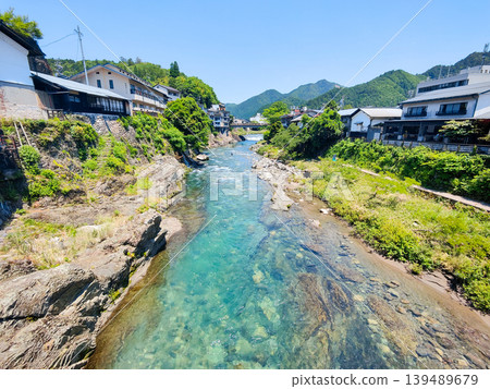 Gujo Hachiman: Yoshida River as seen from Miyagase Bridge 139489679