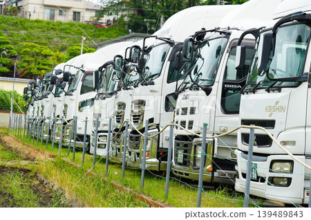 卡車在車庫裡排成一列。 卡車在車庫裡排成一列。 139489843