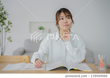 一個在家學習的女人 139489988