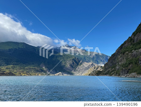 從納格特瀑布看到的麥金尼斯山和斯特羅勒-懷特山,右側背景是門登霍爾冰川,2025 年 8 月。 從納格特瀑布看到的麥金尼斯山和斯特羅勒-懷特山,右側背景是門登霍爾冰川,2025 年 8 月。 139490196